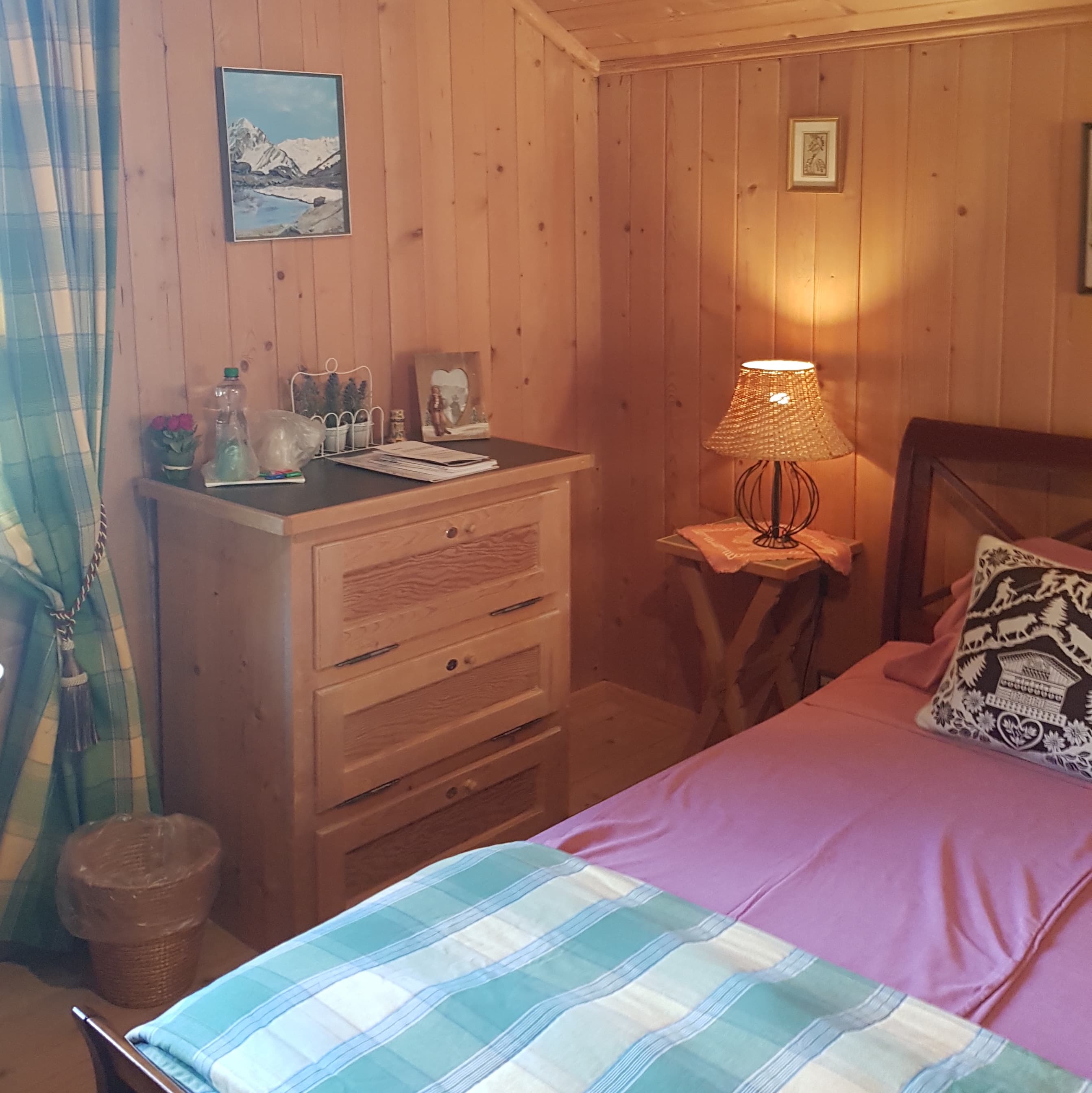 Intérieur de la chambre Le Hibou au Chalet La Colline